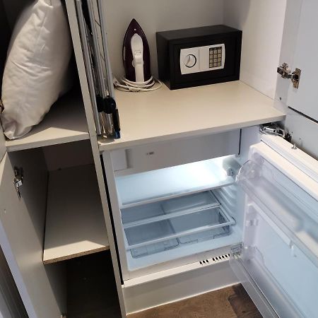 คอลลิงแฮม ไพร์ม อพาร์ตเมนต์ Aparthotel ลอนดอน ภายนอก รูปภาพ A mini-refrigerator in a hotel room