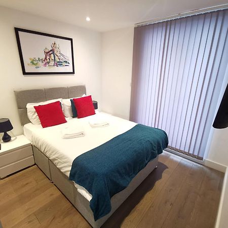 คอลลิงแฮม ไพร์ม อพาร์ตเมนต์ Aparthotel ลอนดอน ภายนอก รูปภาพ A bedroom in a serviced apartment in London