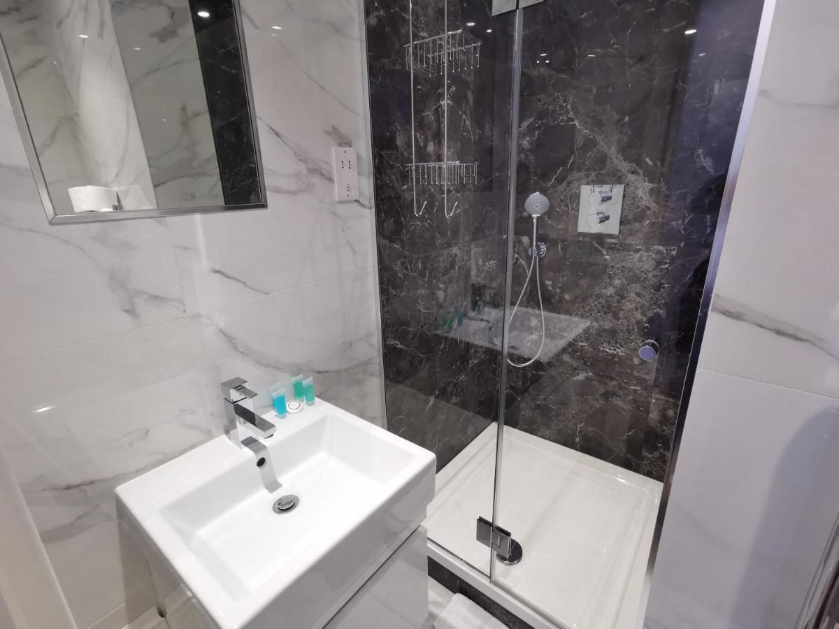 คอลลิงแฮม ไพร์ม อพาร์ตเมนต์ Aparthotel ลอนดอน ภายนอก รูปภาพ A shower cubicle