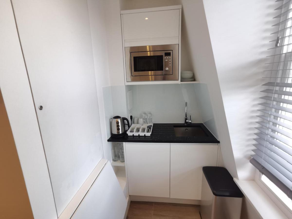 คอลลิงแฮม ไพร์ม อพาร์ตเมนต์ Aparthotel ลอนดอน ภายนอก รูปภาพ A kitchenette in a hotel room