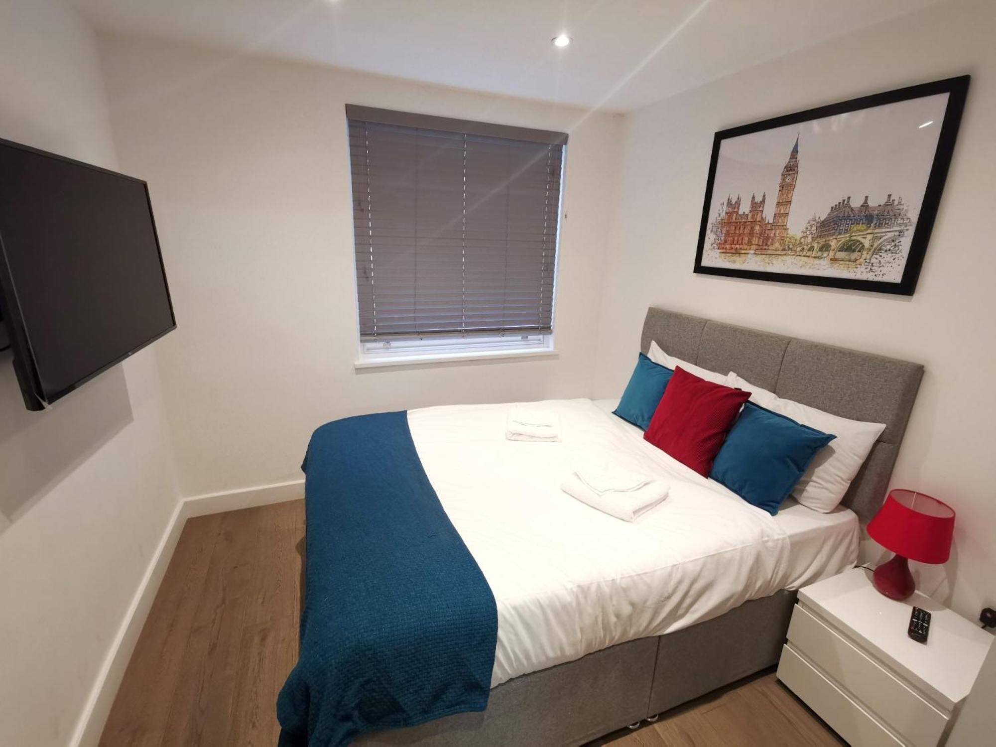 คอลลิงแฮม ไพร์ม อพาร์ตเมนต์ Aparthotel ลอนดอน ภายนอก รูปภาพ A bedroom in a serviced apartment in London