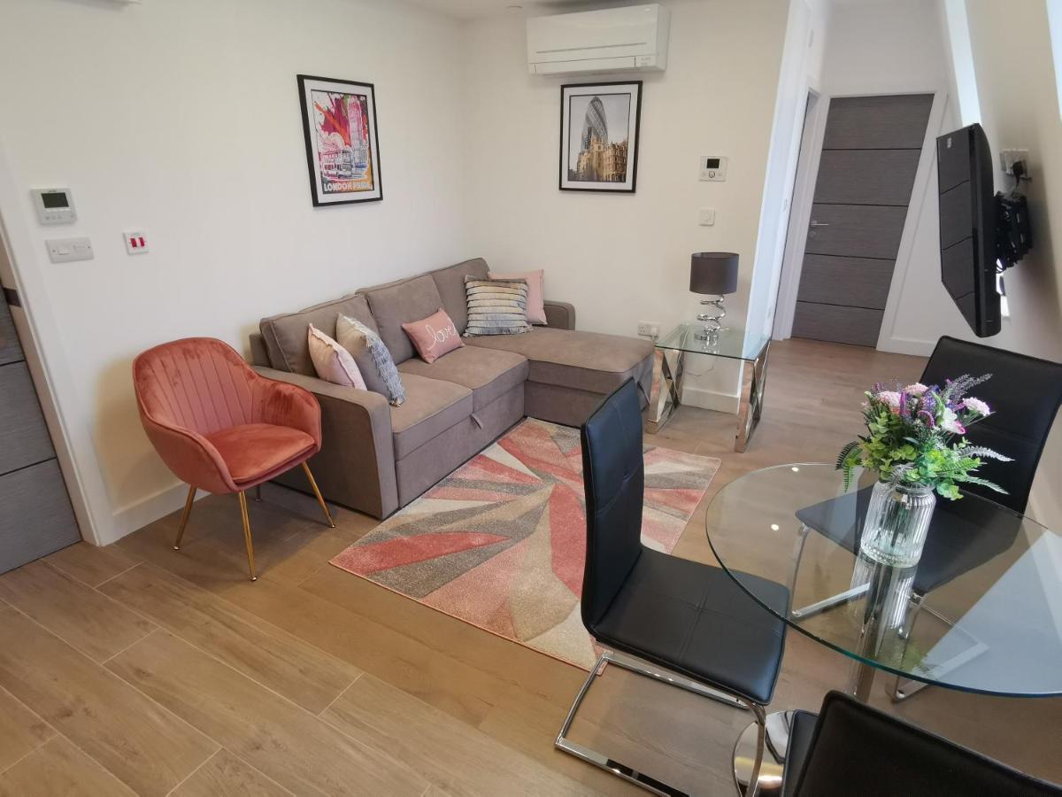 คอลลิงแฮม ไพร์ม อพาร์ตเมนต์ Aparthotel ลอนดอน ภายนอก รูปภาพ A living room in a serviced apartment in London