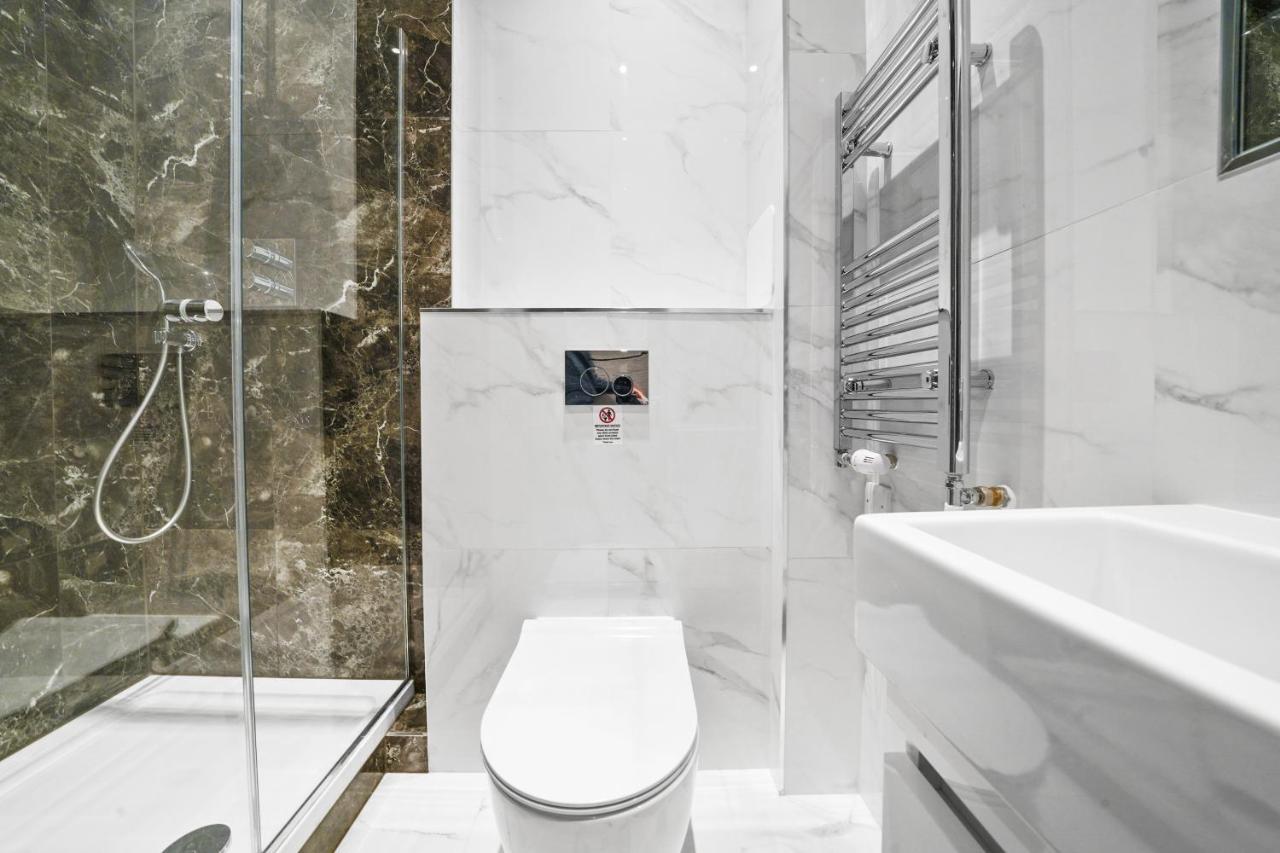 คอลลิงแฮม ไพร์ม อพาร์ตเมนต์ Aparthotel ลอนดอน ภายนอก รูปภาพ A modern bathroom