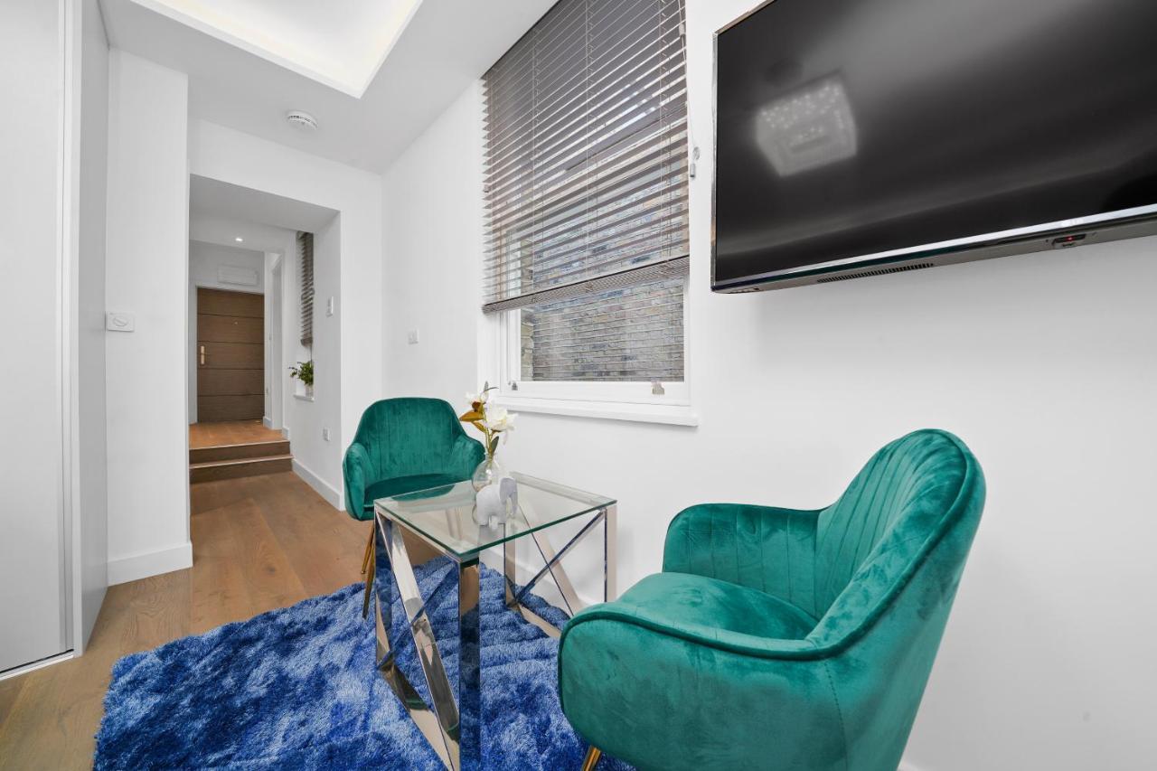 คอลลิงแฮม ไพร์ม อพาร์ตเมนต์ Aparthotel ลอนดอน ภายนอก รูปภาพ A staged photo of a living room