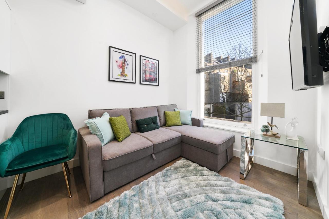 คอลลิงแฮม ไพร์ม อพาร์ตเมนต์ Aparthotel ลอนดอน ภายนอก รูปภาพ A staged living room