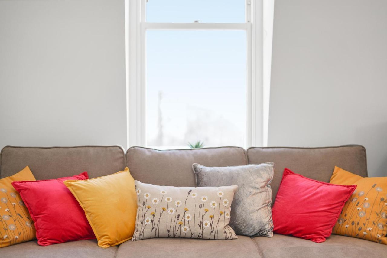 คอลลิงแฮม ไพร์ม อพาร์ตเมนต์ Aparthotel ลอนดอน ภายนอก รูปภาพ Cushions on a sofa