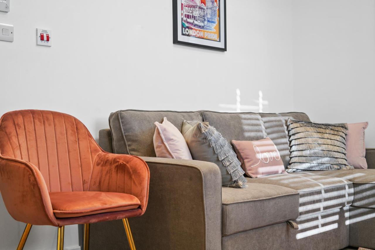 คอลลิงแฮม ไพร์ม อพาร์ตเมนต์ Aparthotel ลอนดอน ภายนอก รูปภาพ A sofa