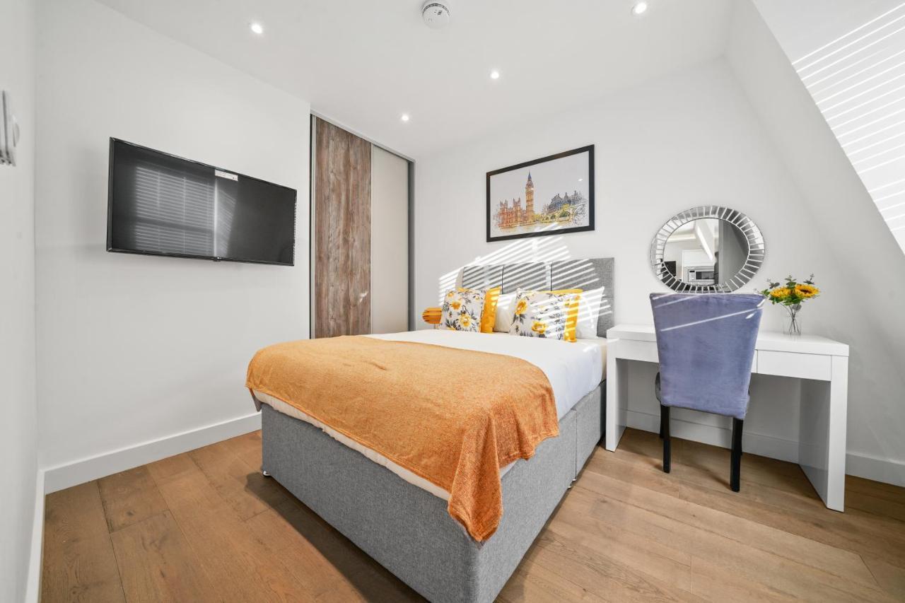 คอลลิงแฮม ไพร์ม อพาร์ตเมนต์ Aparthotel ลอนดอน ภายนอก รูปภาพ A bedroom in a serviced apartment in London