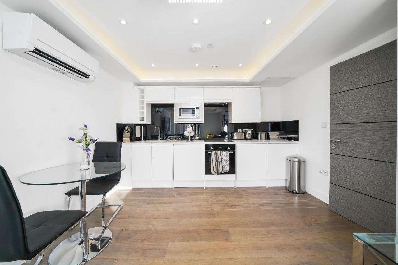 คอลลิงแฮม ไพร์ม อพาร์ตเมนต์ Aparthotel ลอนดอน ภายนอก รูปภาพ A kitchen in a serviced apartment in London