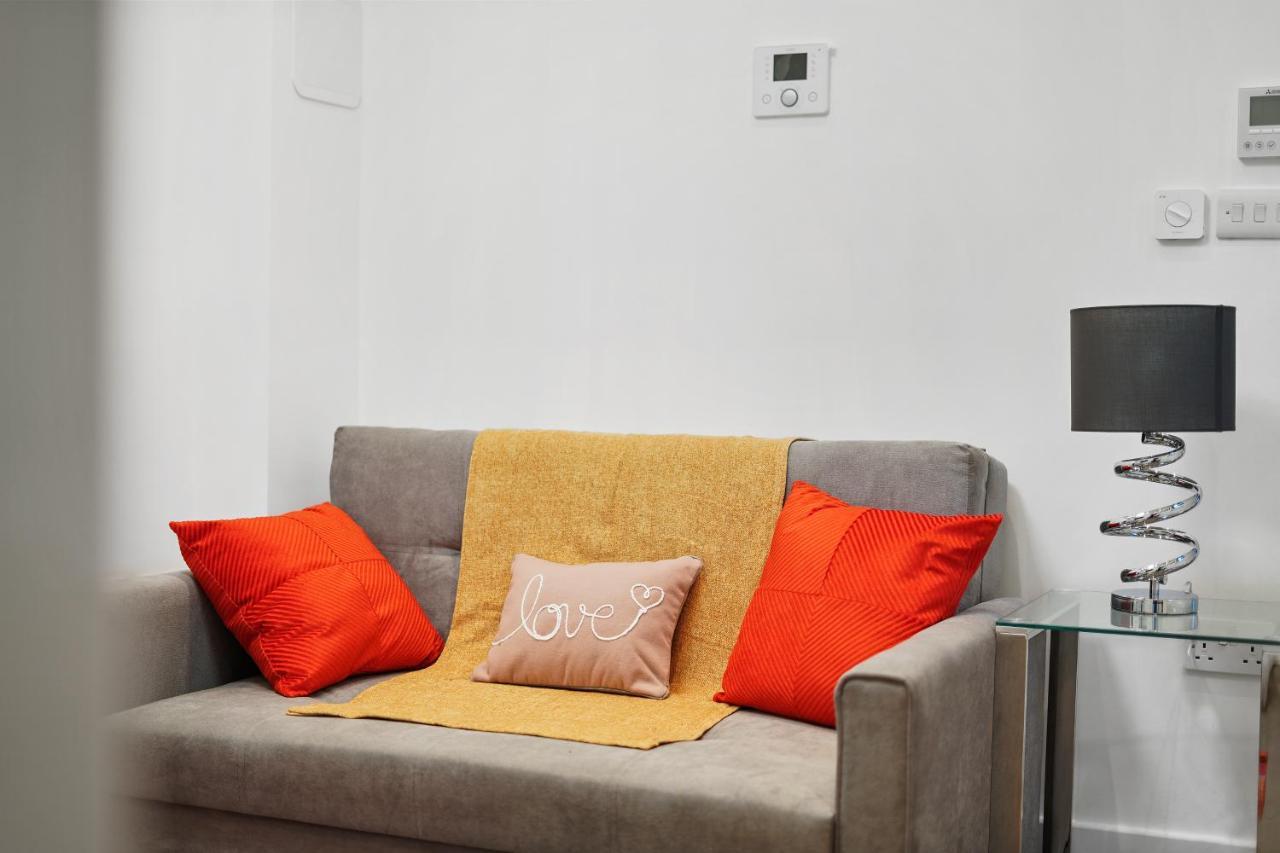 คอลลิงแฮม ไพร์ม อพาร์ตเมนต์ Aparthotel ลอนดอน ภายนอก รูปภาพ A sofa